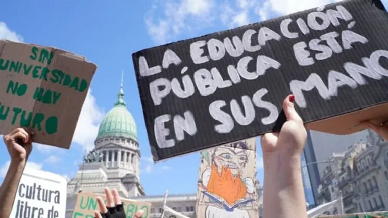 Docentes universitarios en protesta frente a la UNCA