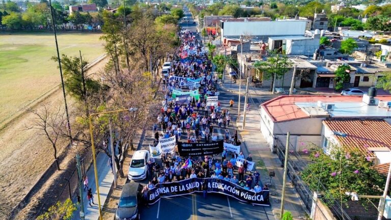 Estudiantes y docentes en una marcha universitaria con carteles de reclamo