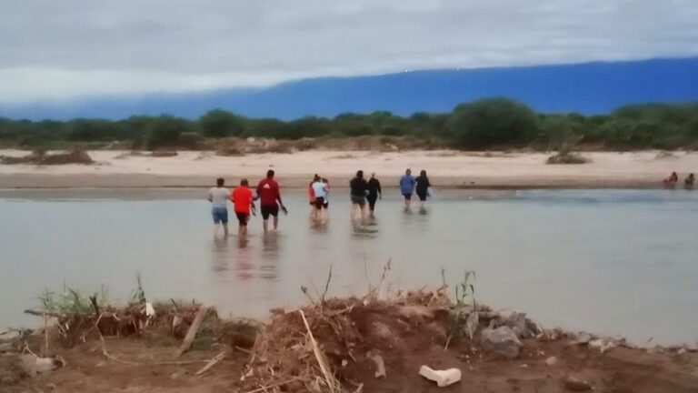 Vecinos reunidos en el ingreso a El Pantanillo, Agua Colorada, durante la protesta.
