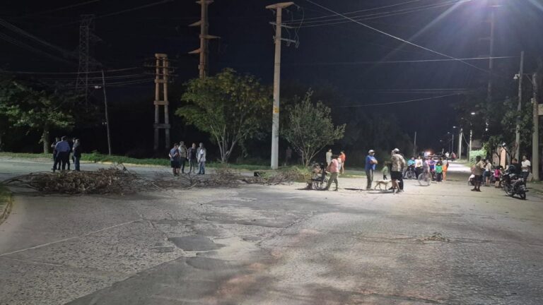 Vecinos reunidos en protesta por el corte de luz en avenida Independencia y José Cubas, Catamarca