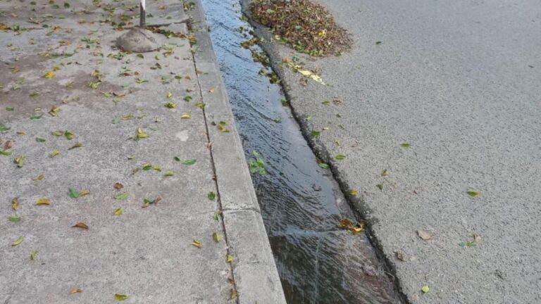 Calle del barrio La Tablada con agua estancada en el cordón