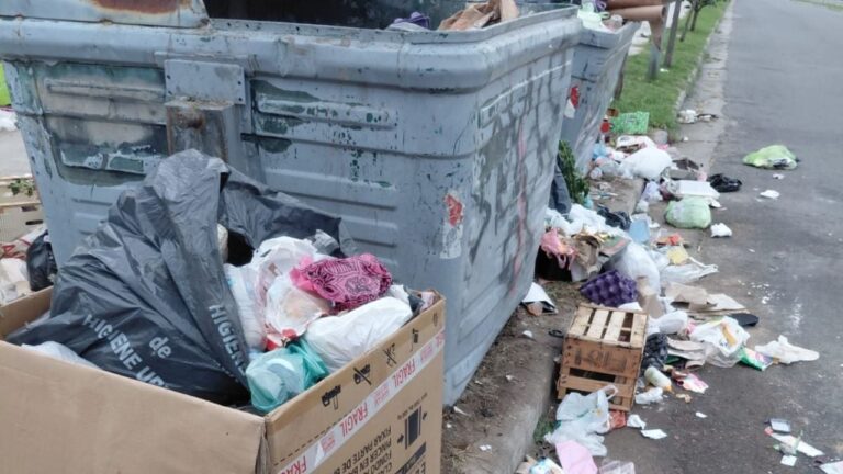 Vereda con acumulación de residuos en un barrio de Catamarca