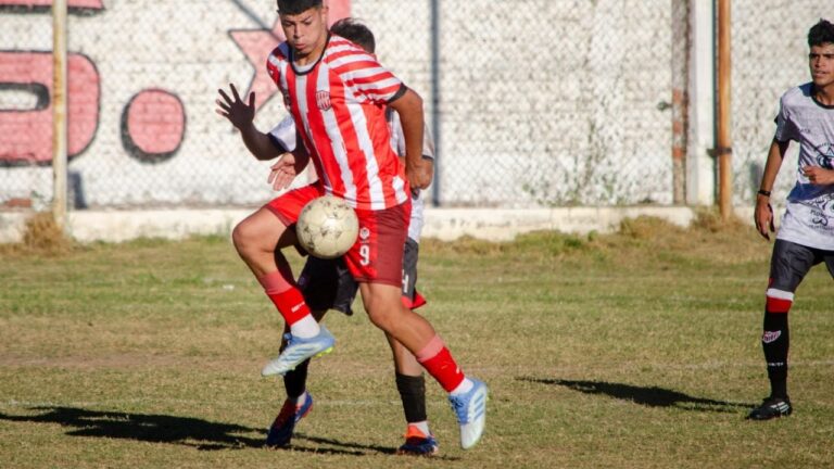 Partido de fútbol de Sportivo Villa Cubas en el estadio de avenida Ocampo
