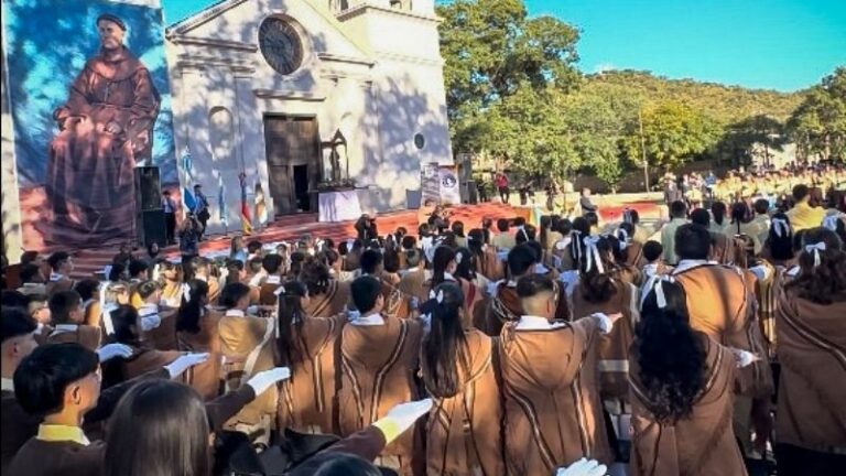 Estudiantes en la explanada de la Iglesia de San José durante la Promesa de Lealtad a la Constitución Nacional en Piedra Blanca