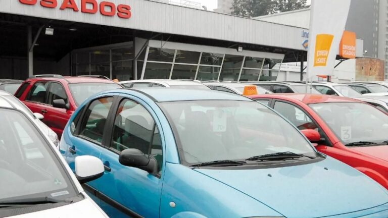 Autos usados en exposición en un concesionario de Catamarca