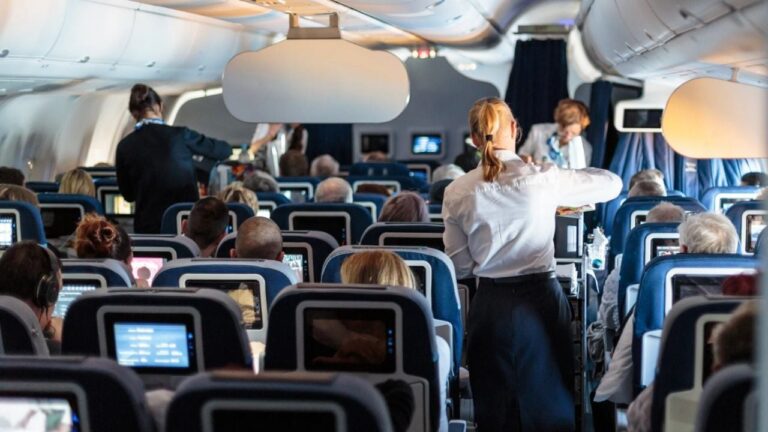 Avión de Aerolíneas Argentinas en pista de aterrizaje