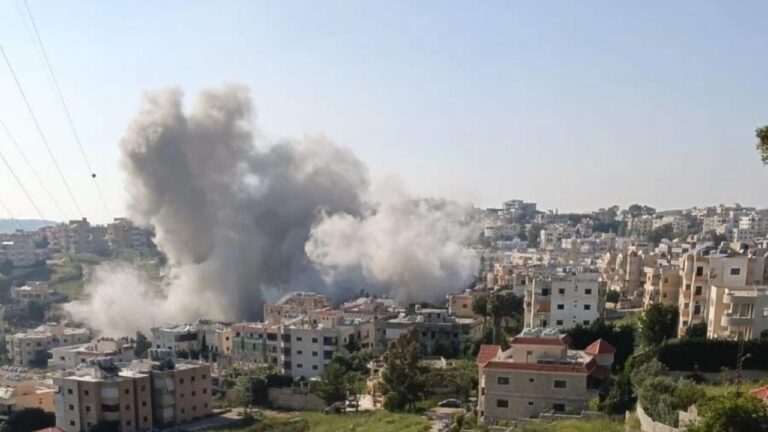 Equipos de rescate trabajan entre escombros tras bombardeos en el sur de Líbano