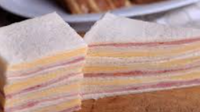 Sándwiches de miga envasados con etiqueta visible