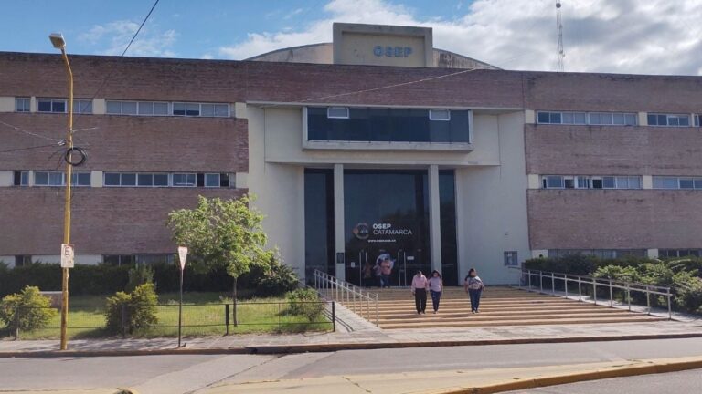Fachada de un centro de salud mental en Catamarca allanado por irregularidades en OSEP