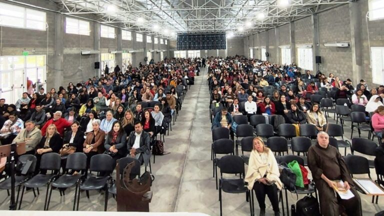 Docentes reunidos en la casa de retiros Emaús durante la capacitación sobre el Beato Esquiú