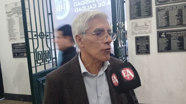Oscar Arellano, rector de la Universidad Nacional de Catamarca, durante una conferencia de prensa