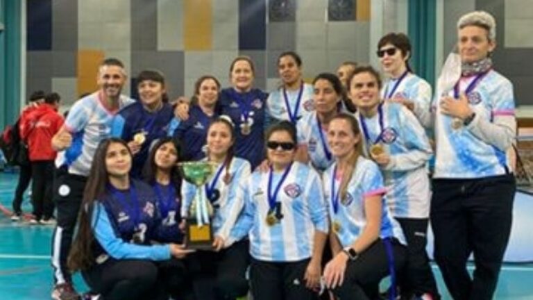 Equipo de goalball Argentina celebrando el título de la Copa Tango