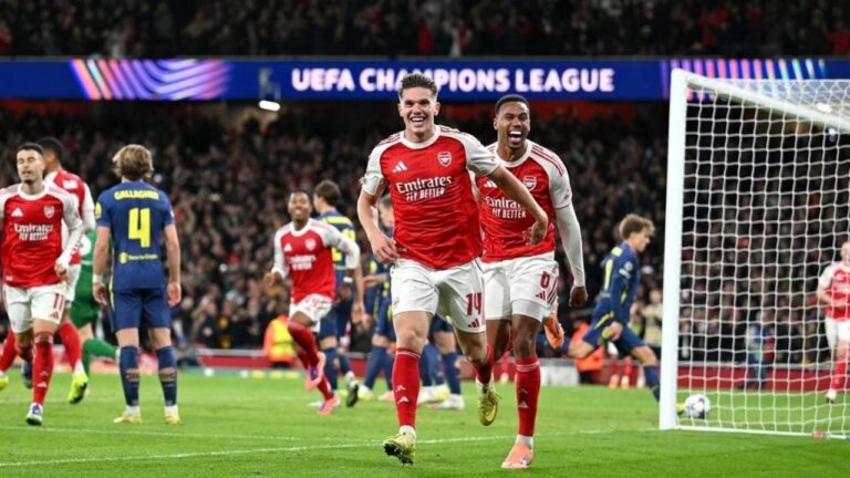 Jugadores de Arsenal celebrando el gol de Saka en la semifinal de la Champions League