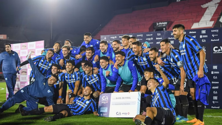 Jugadores de Atlético Tucumán celebrando un gol en el estadio Marcelo Bielsa