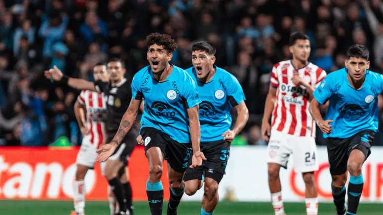 Jugadores de Belgrano y Argentinos Juniors celebrando su clasificación a semifinales del Torneo Apertura