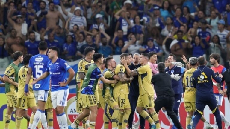 Jugadores de Boca Juniors saludan a hinchas en Guayaquil previo al partido contra Barcelona SC