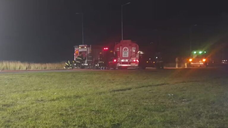 Bomberos trabajando en el incendio de un camión en la autopista Córdoba-Rosario