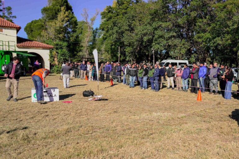 Asistentes a la capacitación sobre drones agrícolas en el INTA Catamarca