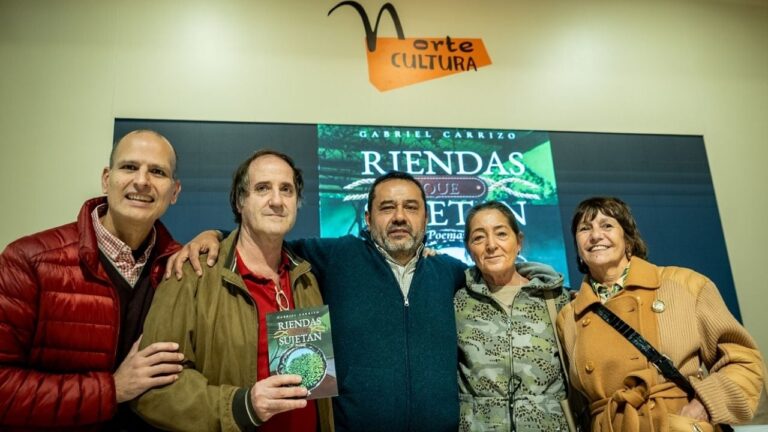 Stand de Catamarca en la Feria del Libro de Buenos Aires con libros y elementos culturales