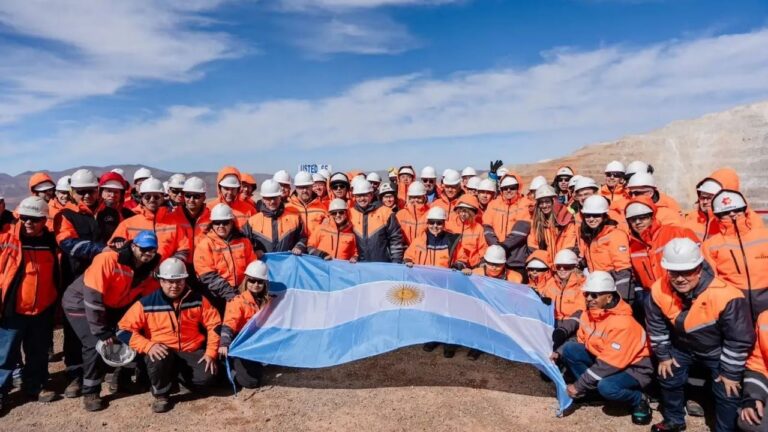 Paisaje montañoso de Catamarca con maquinaria minera en primer plano