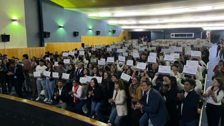 Estudiantes en la presentación del programa AURA de becas universitarias en Catamarca