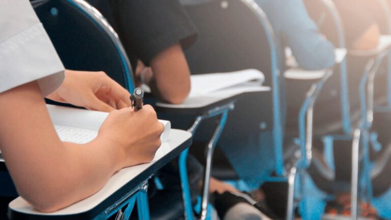 Estudiantes en aula durante evaluación educativa en Catamarca