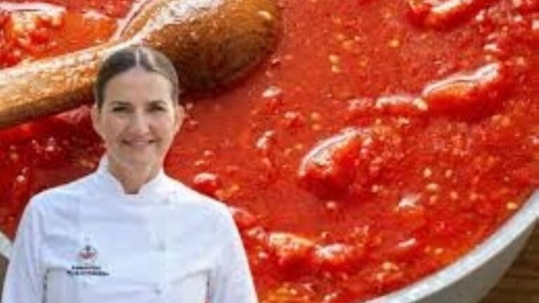 Salsa de tomate casera en una cacerola con ingredientes frescos