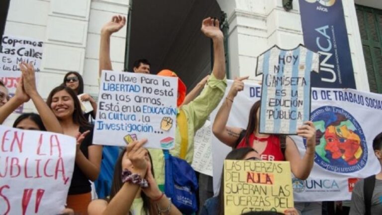 Estudiantes y docentes de la UNCA marchando por la defensa de la universidad pública