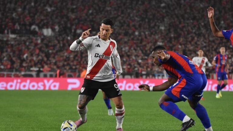 Jugadores de San Lorenzo festejan el gol ante River en el Monumental