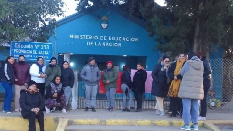 Padres reunidos en la entrada de la Escuela de San Pedro durante la toma por reclamos edilicios
