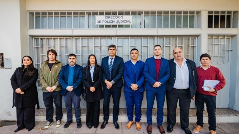 Firma del acta de entrega de bicicletas en la Dirección de Policía Judicial de Catamarca