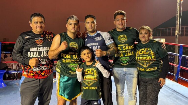 Corzo celebrando el nocaut en el ring de Catamarca