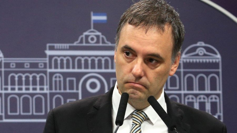 Fotografía de Manuel Adorni, jefe de Gabinete, durante una conferencia de prensa