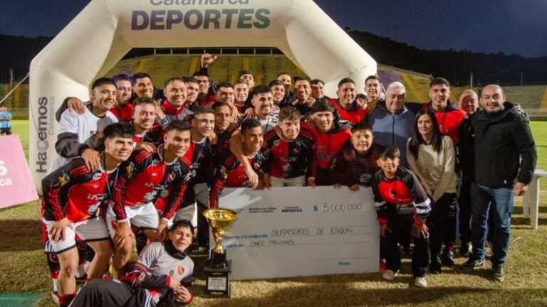 Jugadores de Defensores de Esquiú celebrando el gol del campeonato ante Tapso FC en el Torneo Provincial 2026