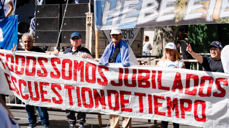 Personas mayores en una plaza de Catamarca, simbolizando la preocupación por el sistema jubilatorio