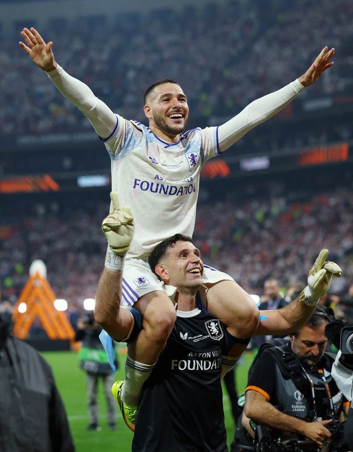 Emiliano Martínez y Emiliano Buendía levantan el trofeo de la Europa League 2026