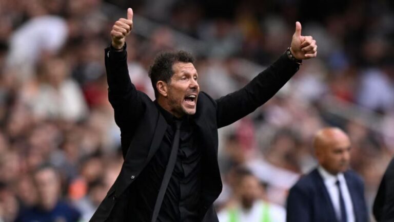 Diego Simeone celebrando el triunfo del Atlético de Madrid en su partido número 1000 como entrenador