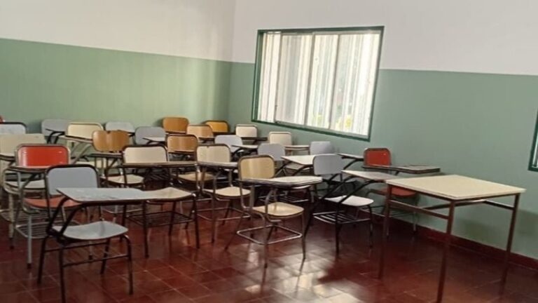 Docentes universitarios en la UNCA durante el paro nacional