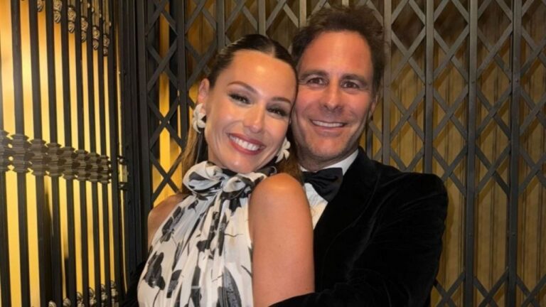Pampita sonriente en evento de moda
