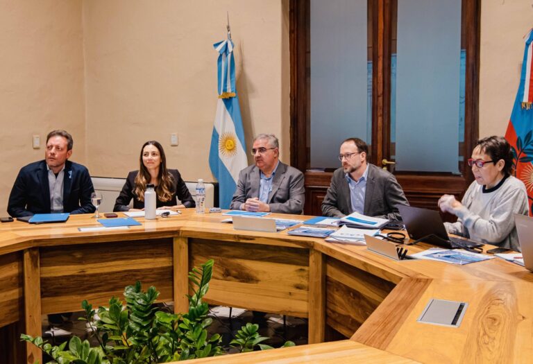 Reunión del gobernador Raúl Jalil con especialistas de la CEPAL en Casa de Gobierno