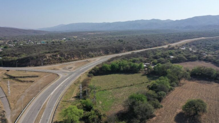 Cartel de ruta nacional en Catamarca con indicaciones de transitabilidad