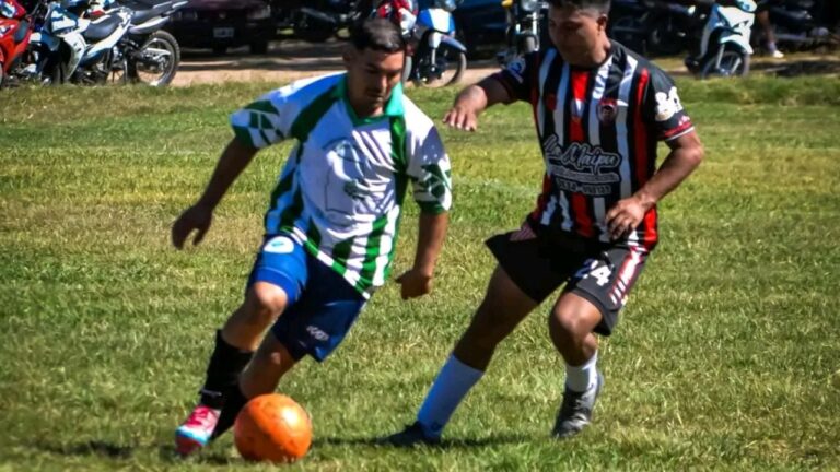 Partido de fútbol amateur en la Liga de Barrios de Catamarca