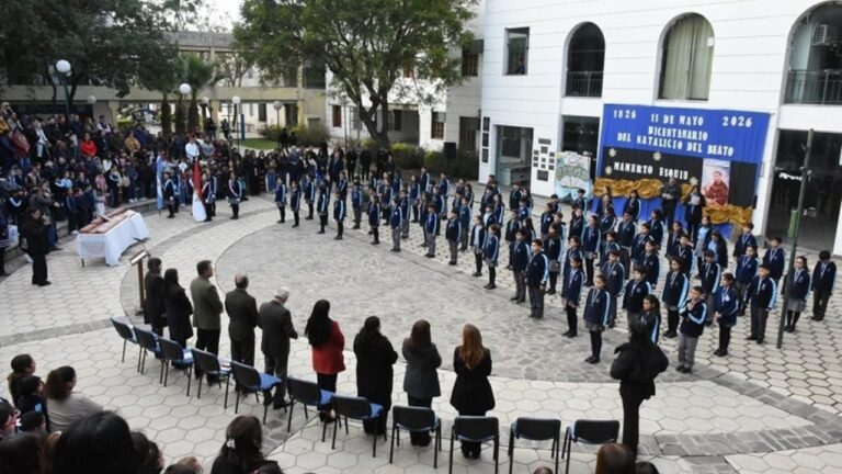 Estudiantes de sexto grado de la Escuela Fray Mamerto Esquiú durante la Promesa de Lealtad a la Constitución en Catamarca