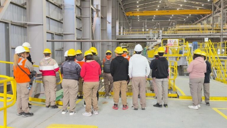 Estudiantes recorriendo la planta de litio Zijin Liex en Tinogasta