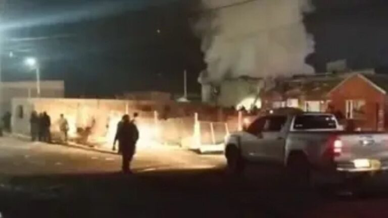 Vista de los restos de un edificio tras una explosión e incendio en Perito Moreno, Santa Cruz