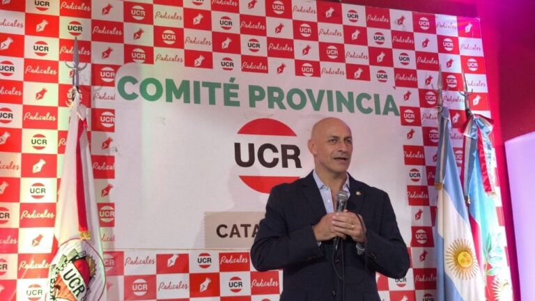 Luis Fadel durante una entrevista radial