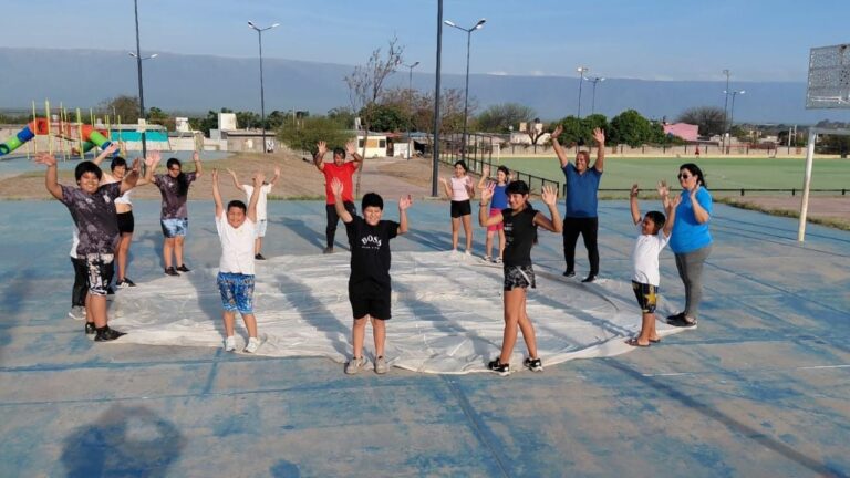 Niños y adolescentes participando en actividades deportivas y artísticas del programa FRIDA en un barrio de la Capital