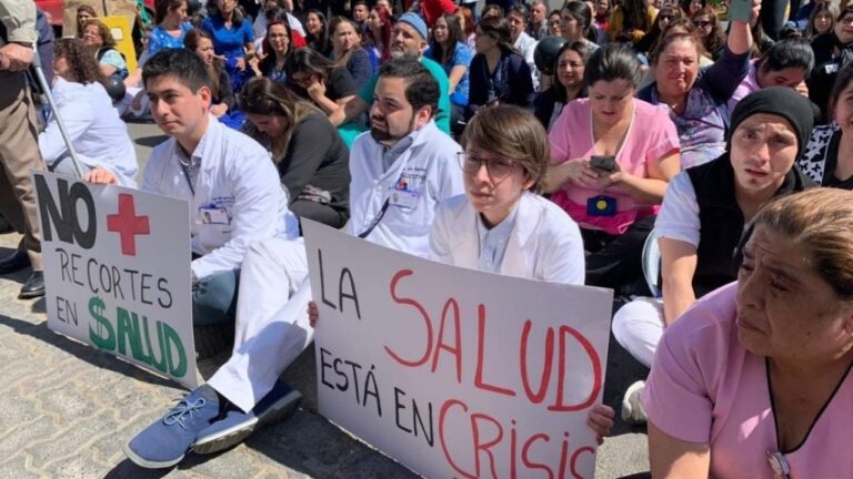 Hospital público con personal médico atendiendo pacientes