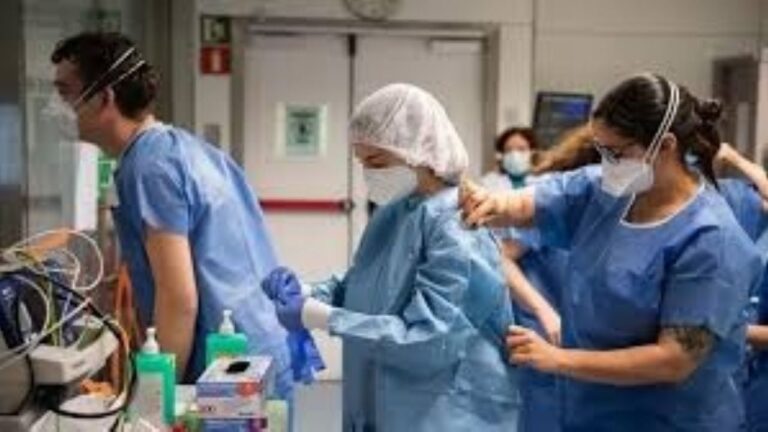 Médicos en un hospital durante un examen de residencia