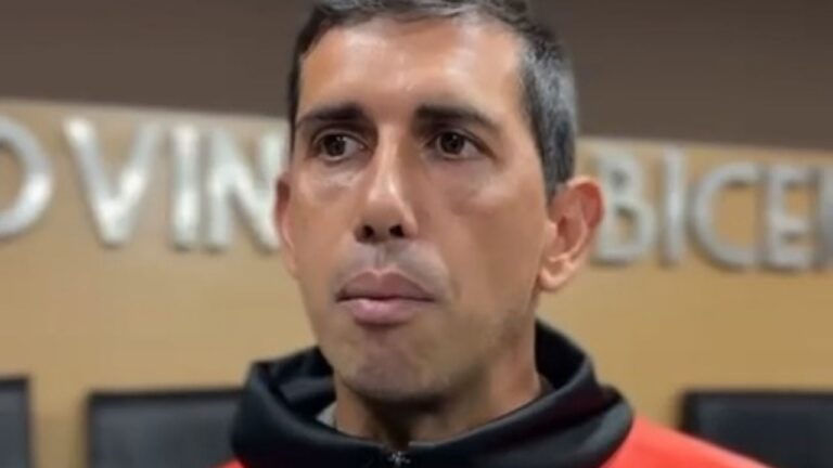 Presentación de la indumentaria de Villa Cubas en el Estadio Bicentenario con el capitán Javier Guzmán